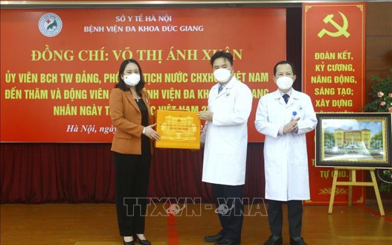 Phó Chủ tịch nước thăm, chúc mừng đội ngũ thầy thuốc và người làm y tế cơ sở tiêu biểu