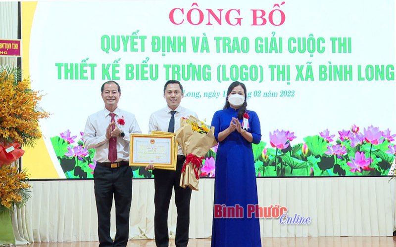 T&aacute;c giả Đỗ Văn Dũng đoạt giải nhất cuộc thi thiết kế biểu trưng thị x&atilde; B&igrave;nh Long