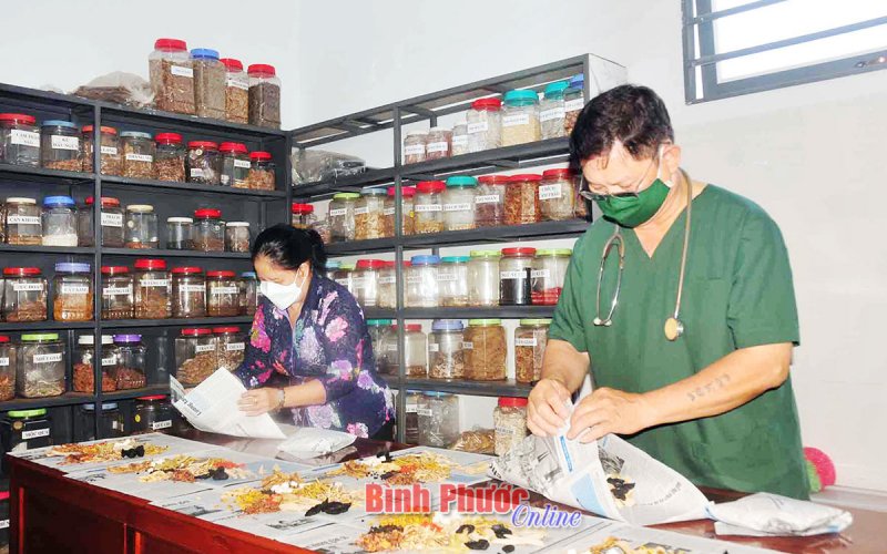 Tấm l&ograve;ng thầy thuốc đ&ocirc;ng y