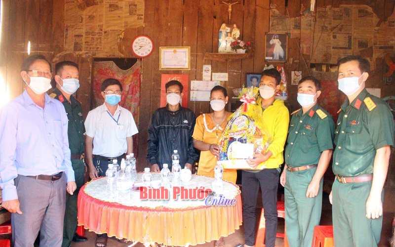 Thanh niên Phú Riềng hăng hái tình nguyện nhập ngũ