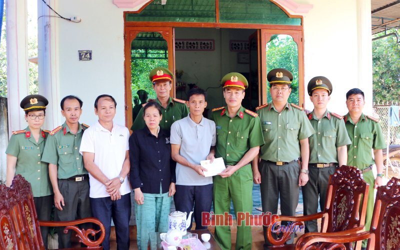 130 triệu đồng hỗ trợ gia đình các cán bộ, chiến sĩ cảnh sát hy sinh, bị thương khi làm nhiệm vụ