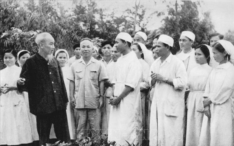 68 năm Thầy thuốc Việt Nam thực hiện lời Bác dạy 'Lương y phải như từ mẫu'
