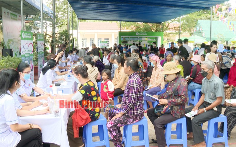 Bình Phước: 500 người dân được tặng quà và khám bệnh, cấp thuốc miễn phí