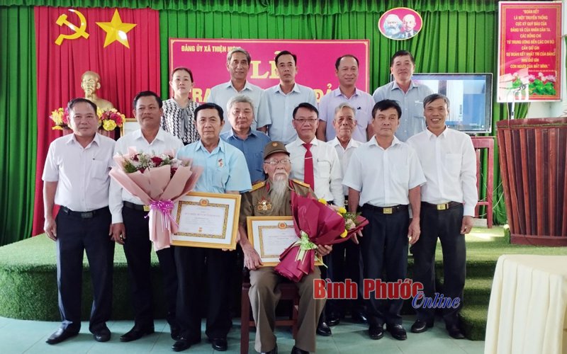 Bù Đốp: Trao huy hiệu cho các đảng viên cao tuổi Đảng