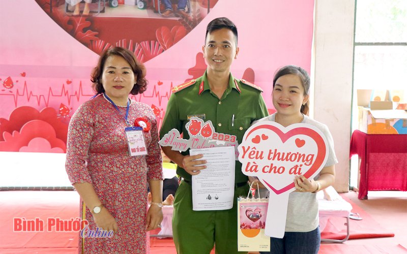 Cặp đôi tình nguyện - điểm nhấn đặc biệt của lễ hội Xuân Hồng