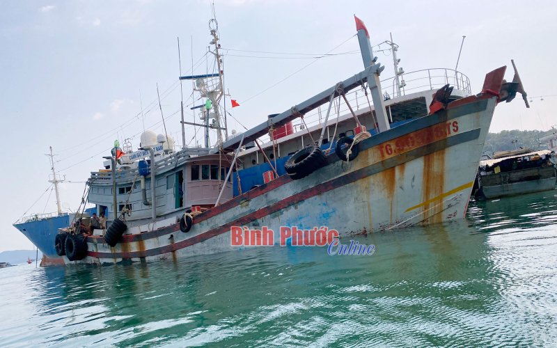 Đoàn trinh sát số 2 Cảnh sát biển tạm giữ tàu chở 70.000 lít dầu DO không rõ nguồn gốc