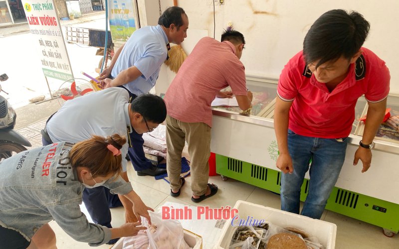 Đồng Xoài: Phát hiện, tiêu hủy 538kg thực phẩm không rõ nguồn gốc