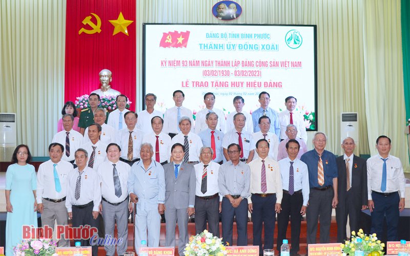 Đồng Xoài: Trao tặng Huy hiệu Đảng cho 22 đảng viên cao tuổi Đảng