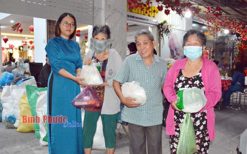 Gia đình cố nhạc sĩ Bắc Sơn tặng quà cho người nghèo