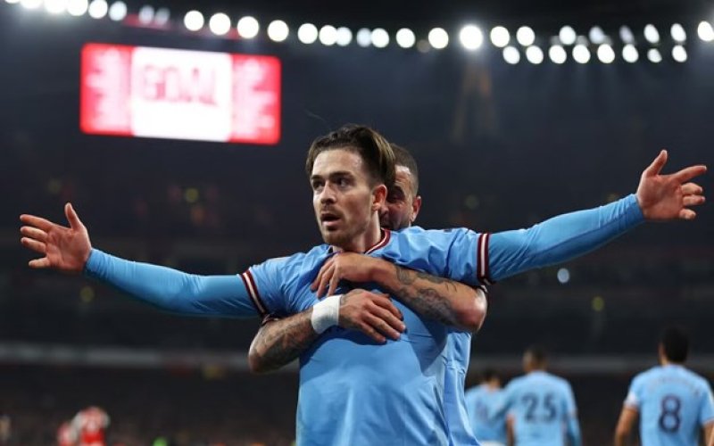 Hạ gục Arsenal, Manchester City soán ngôi đầu Premier League