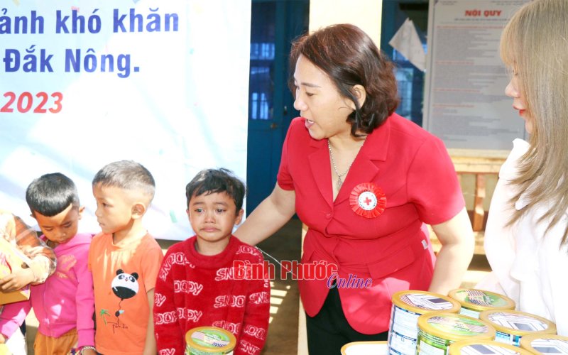 Hội Chữ thập đỏ tỉnh Bình Phước phối hợp tặng quà hoàn cảnh khó khăn tỉnh Đắk Nông