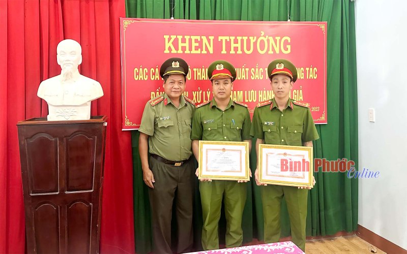 Khen thưởng trong đấu tranh, xử lý tội phạm lưu hành tiền giả