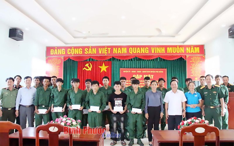 Lãnh đạo huyện Phú Riềng gặp mặt, động viên tân binh trước khi nhập ngũ