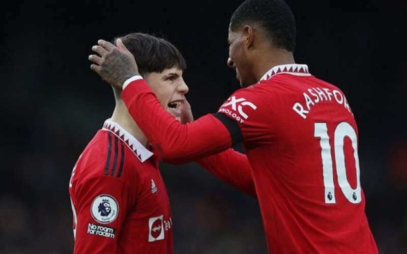 Manchester City và M.U cùng thắng, chờ ngày vượt qua Arsenal