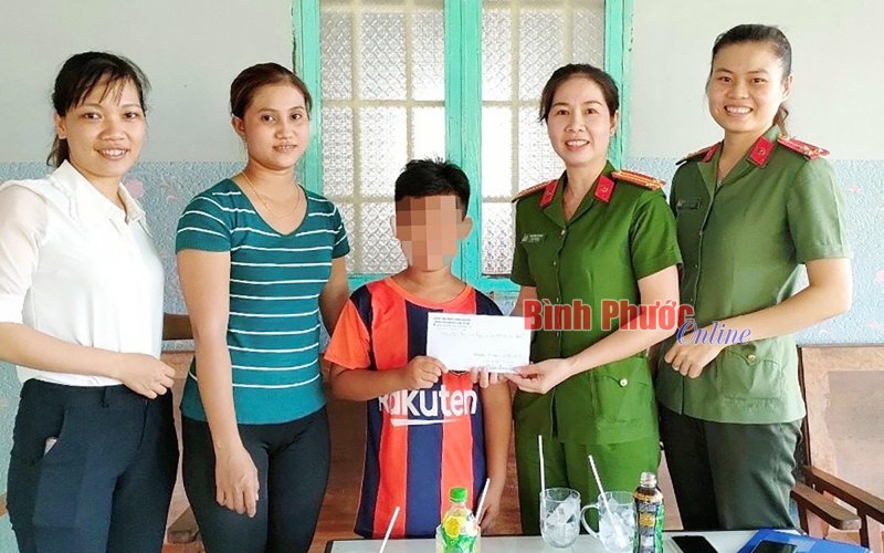 “Mẹ đỡ đầu” - ấm áp yêu thương