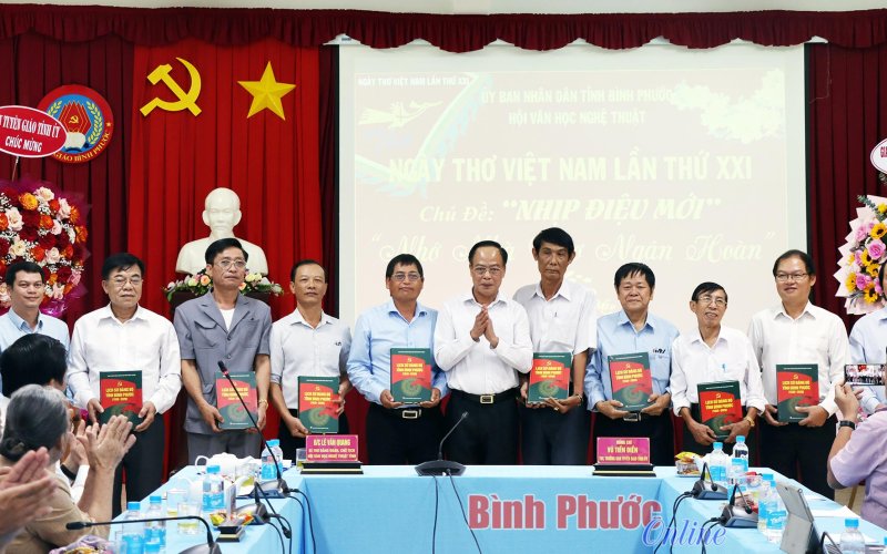 Ng&agrave;y thơ Việt Nam lần thứ 21, tri &acirc;n kỷ niệm &ldquo;Nhớ nh&agrave; thơ Ng&acirc;n Ho&agrave;n&rdquo;