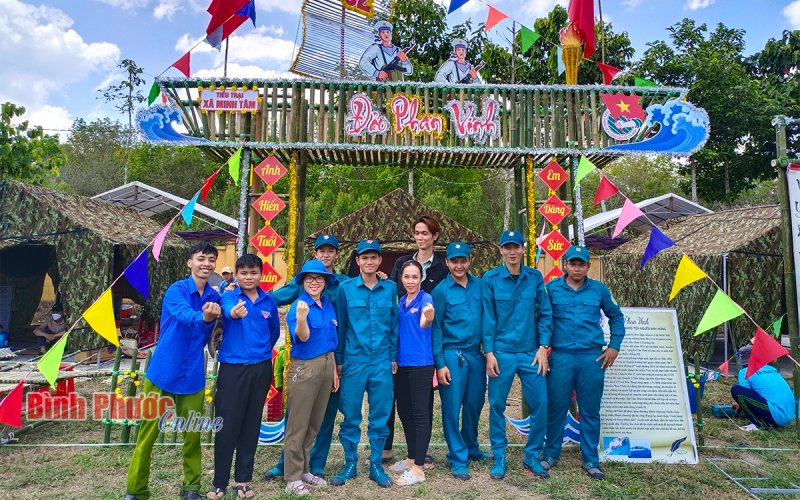 Rộn r&agrave;ng kh&ocirc;ng kh&iacute; chuẩn bị hội trại t&ograve;ng qu&acirc;n ở đơn vị điểm Hớn Quản