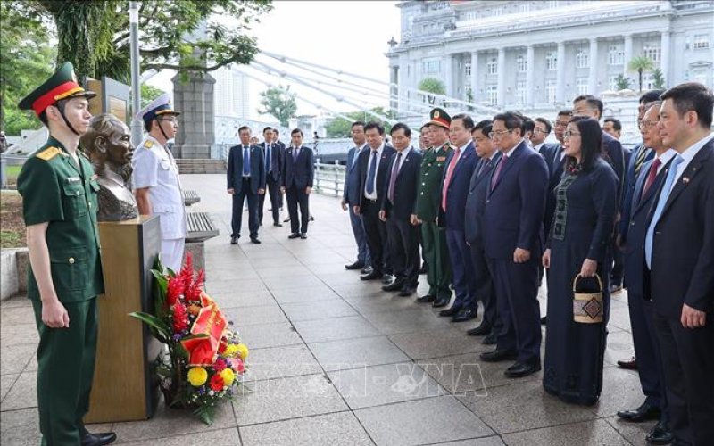 Thủ tướng dâng hoa tại Tượng đài Chủ tịch Hồ Chí Minh ở Singapore