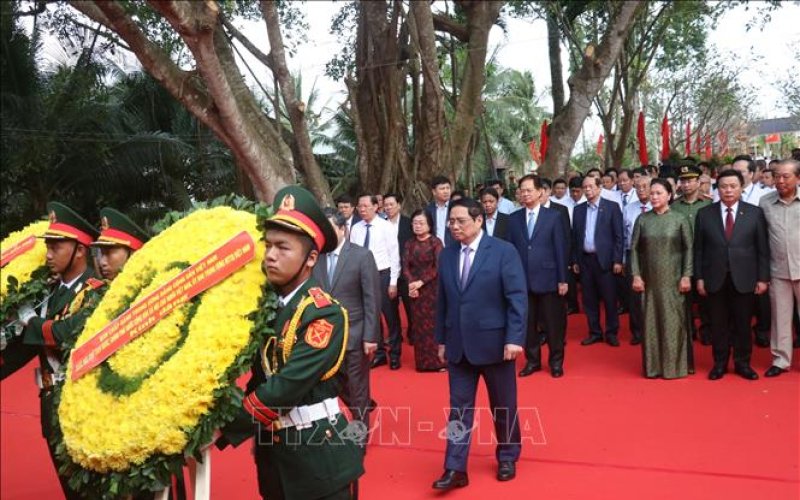 Thủ tướng Phạm Minh Chính dâng hương tưởng nhớ đồng chí Huỳnh Tấn Phát