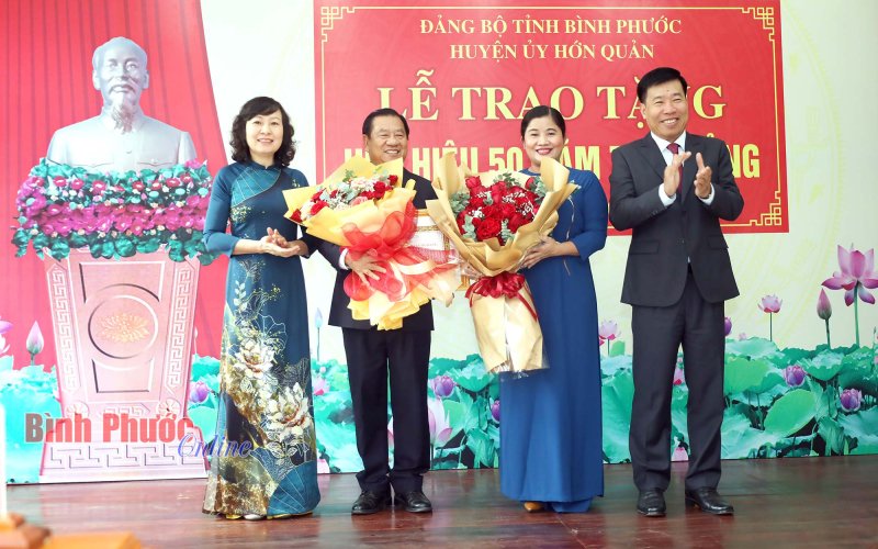 Bình Phước: Trao tặng Huy hiệu 50 năm tuổi Đảng cho nguyên Bí thư Tỉnh ủy Nguyễn Tấn Hưng