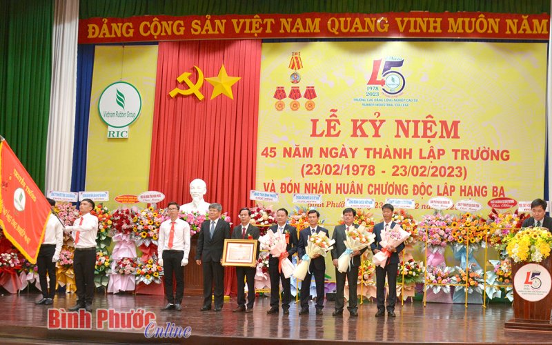 Trường cao đẳng Công nghiệp cao su đón nhận Huân chương Độc lập hạng ba