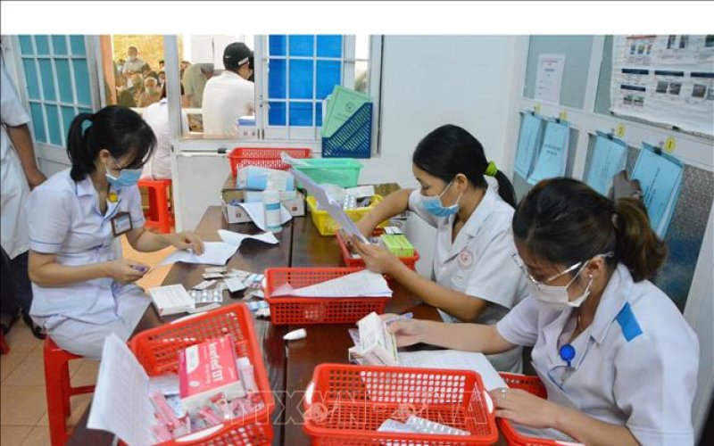 Vẫn c&ograve;n nhiều vướng mắc trong mua sắm thuốc trang thiết bị y tế