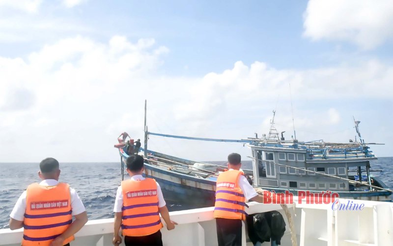 Vượt sóng gió, tàu 471 cứu hộ thành công tàu cá ngư dân tại Trường Sa