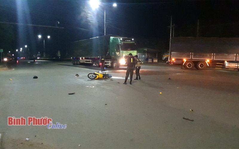 Xe máy vượt đèn đỏ tông xe tải, 2 người bị thương nặng