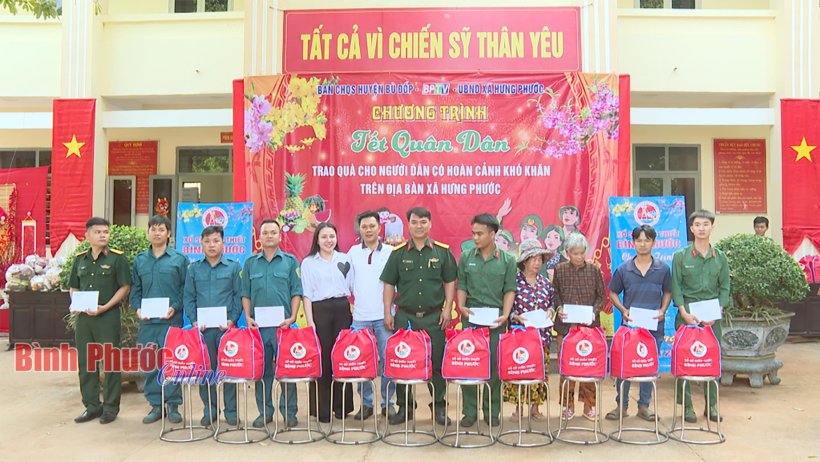 100 phần quà "Ấm áp tình xuân 2024" trao tại Bù Đốp