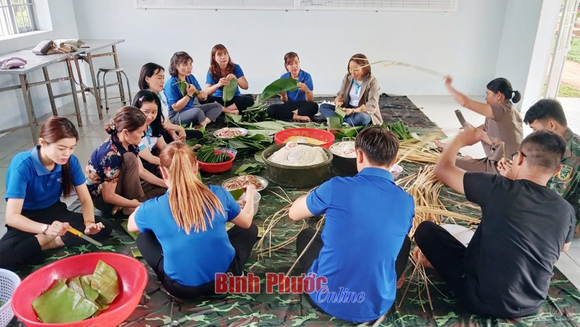 150 đòn bánh chưng, bánh tét tặng Trung đội 290 và người dân