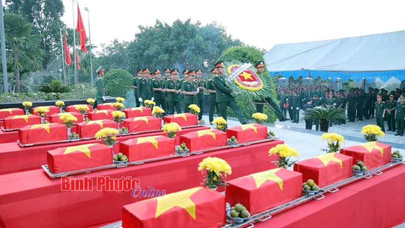43 hài cốt liệt sĩ quân tình nguyện, chuyên gia Việt Nam hy sinh tại Campuchia được an táng tại Nghĩa trang liệt sĩ tỉnh