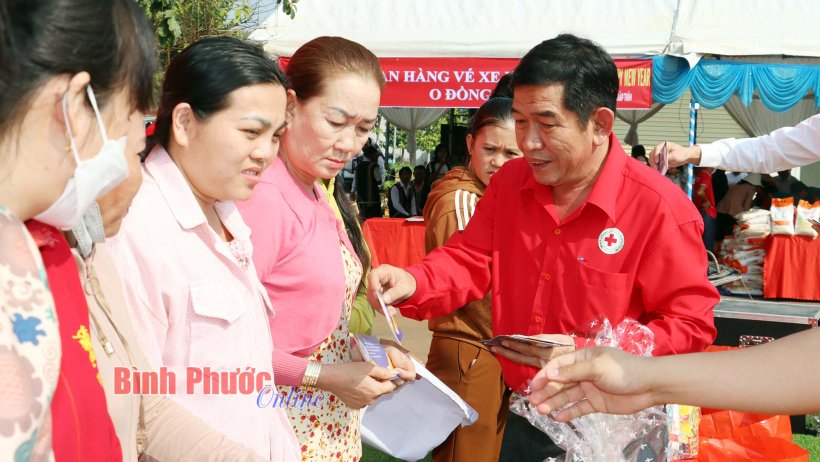 500 phần quà tết đến với người dân huyện biên giới Bù Đốp