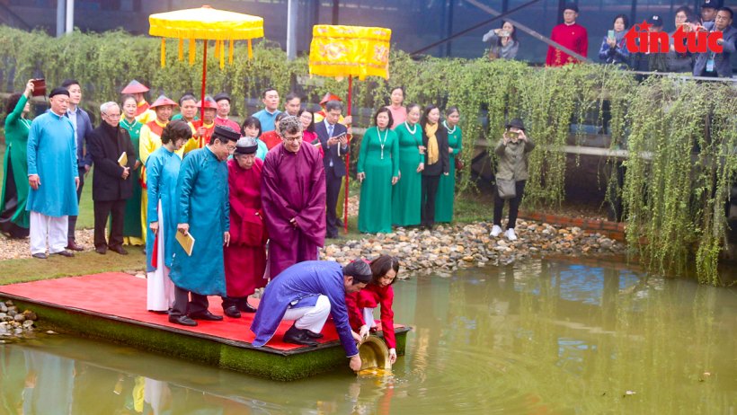 Ấn tượng với nghi lễ thả cá chép ở Hoàng Thành Thăng Long