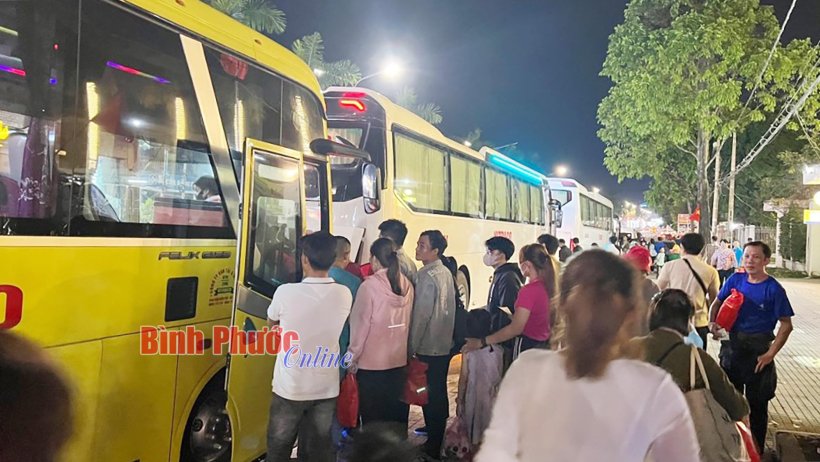 Bình Phước: Ấm lòng chuyến xe 0 đồng đưa công nhân về quê ăn tết