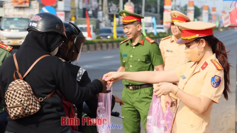 Bình Phước: Công an tặng nước cho người dân về quê đón tết