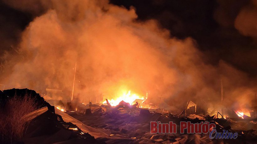 Bình Phước: Xuyên đêm dập đám cháy lớn ở công ty sản xuất bao bì