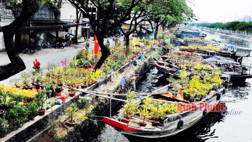 Chợ xu&acirc;n &ldquo;Tr&ecirc;n b&ecirc;́n dưới thuy&ecirc;̀n&rdquo;