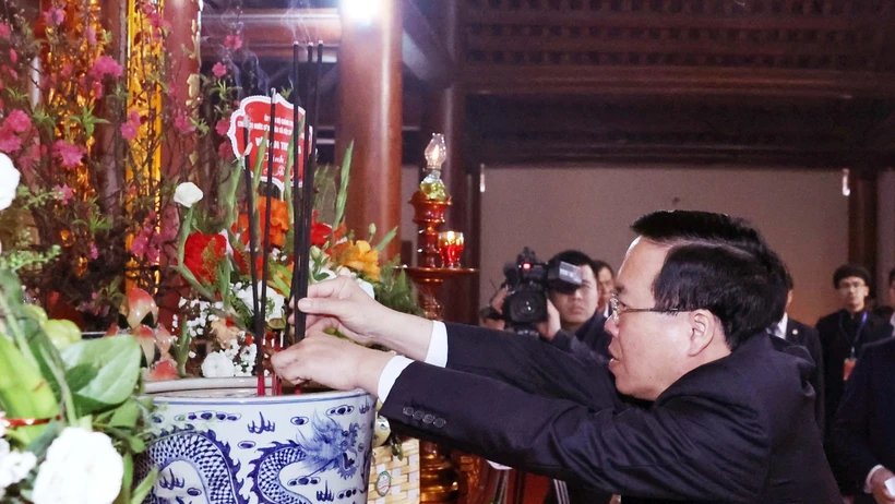 Chủ tịch nước khai bút đầu xuân tại Khu Lưu niệm Anh hùng dân tộc Nguyễn Trãi