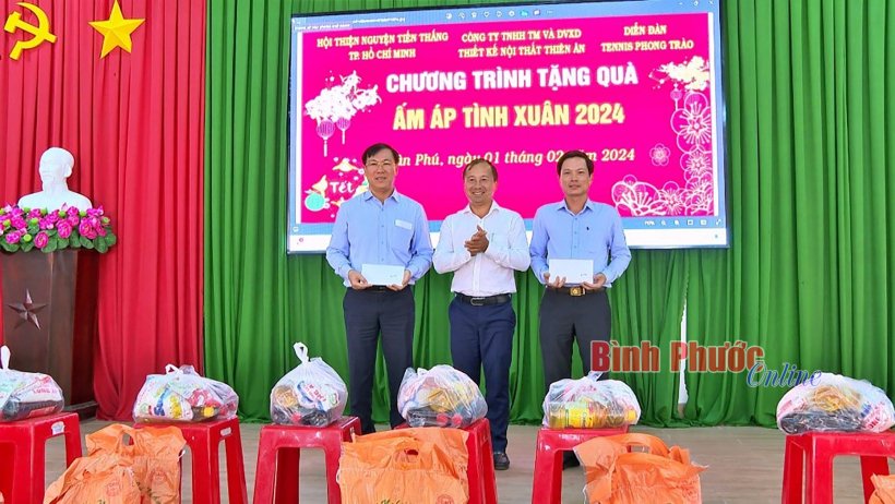 Chủ tịch UBND tỉnh tặng Đồng Phú 100 triệu đồng chăm lo tết cho người khó khăn