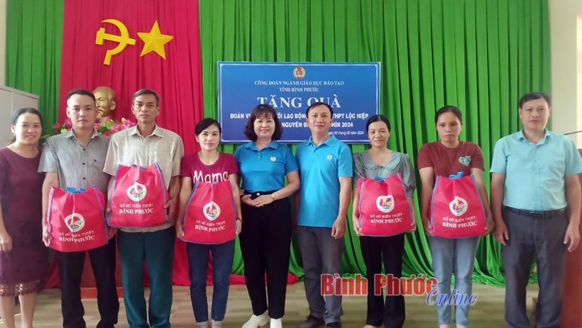 Công đoàn ngành giáo dục - đào tạo trao quà tết cho đoàn viên, người lao động khó khăn 