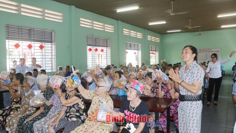 Đón xuân ở trung tâm bảo trợ xã hội
