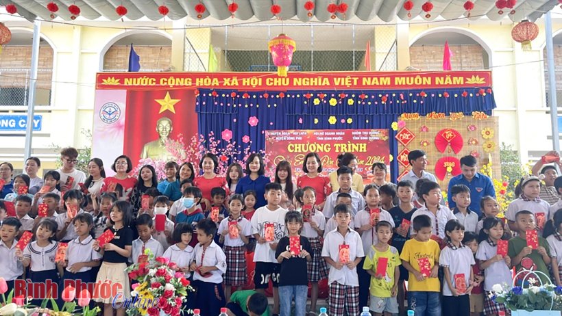 Đồng Phú: Hội Nữ doanh nhân tỉnh trao 250 phần quà tặng hoàn cảnh khó khăn