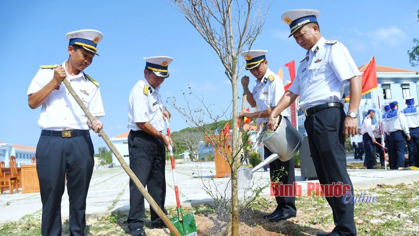 Lan tỏa phong trào trồng cây xanh ở Vùng 5 Hải quân