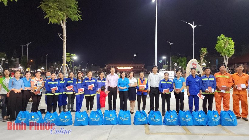 Liên đoàn Lao động tỉnh Bình Phước tặng quà công nhân vệ sinh môi trường trong đêm giao thừa