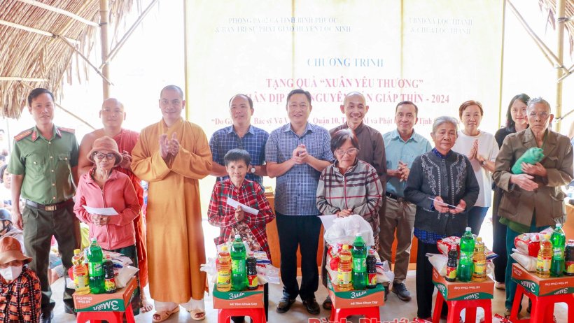 Mang tết đến đồng bào khó khăn