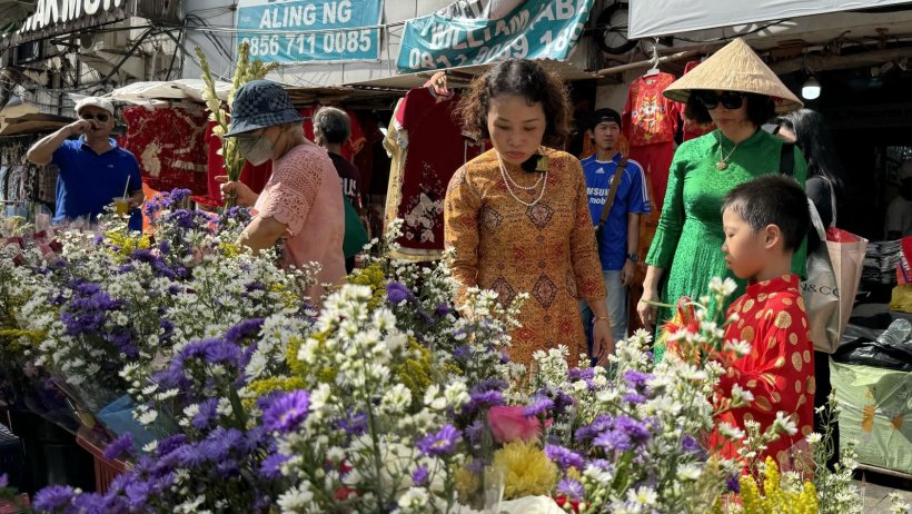 Người Việt ở Jakarta đi sắm Tết