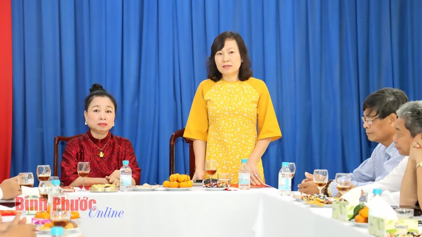 Phó Bí thư Thường trực Tỉnh ủy Huỳnh Thị Hằng chúc tết UBMTTQVN tỉnh và Hợp tác xã Nông nghiệp sạch Hòa Phú