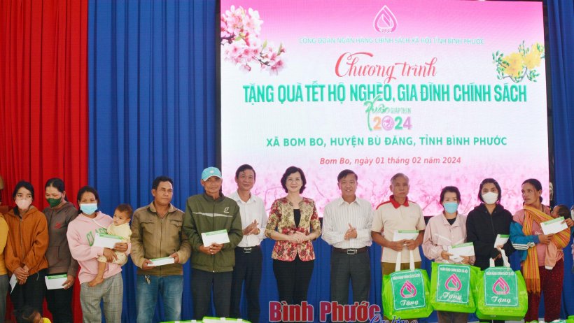 Phó Chủ tịch UBND tỉnh Trần Tuyết Minh thăm, tặng quà tết tại Bù Đăng