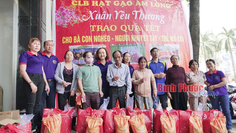 Tặng 100 phần quà "Ấm áp tình Xuân năm 2024" cho người khuyết tật