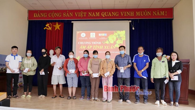 Tặng 90 suất quà "Ấm áp tình Xuân năm 2024" cho bệnh nhân chạy thận